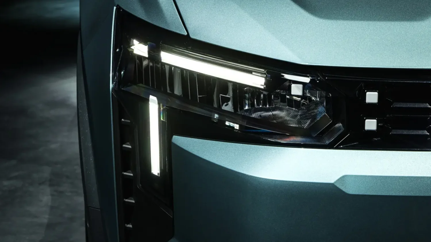Signature lumineuse verticale du Dacia Striker