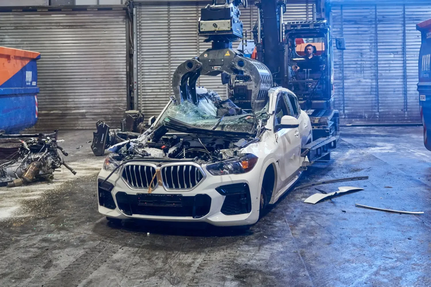 Véhicule BMW en fin de vie sur une plateforme de démantèlement