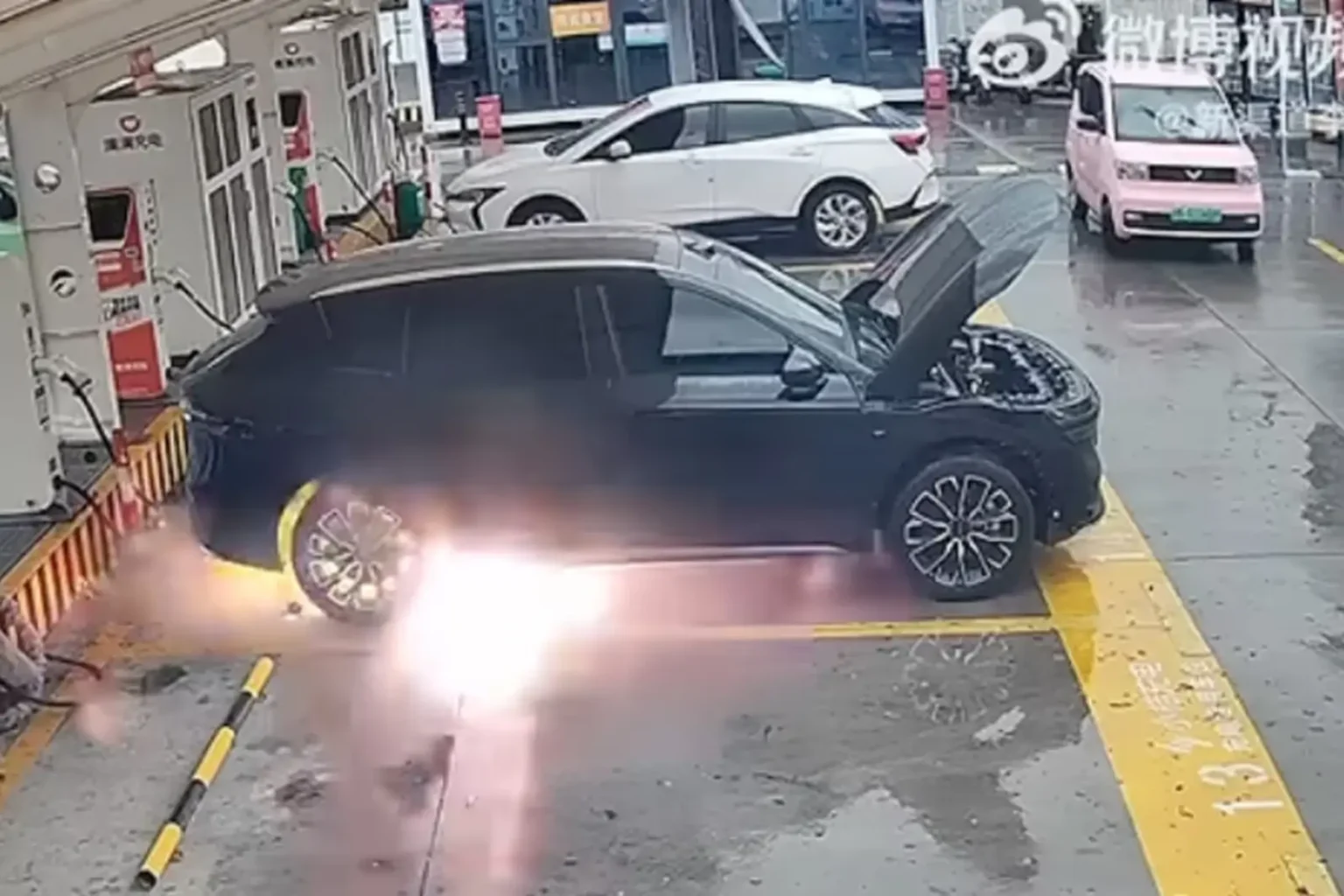 Un Zeekr 7X prend feu près d’une borne sans être branché, la marque met en cause un accident non réparé Zeekr 7X prend feu