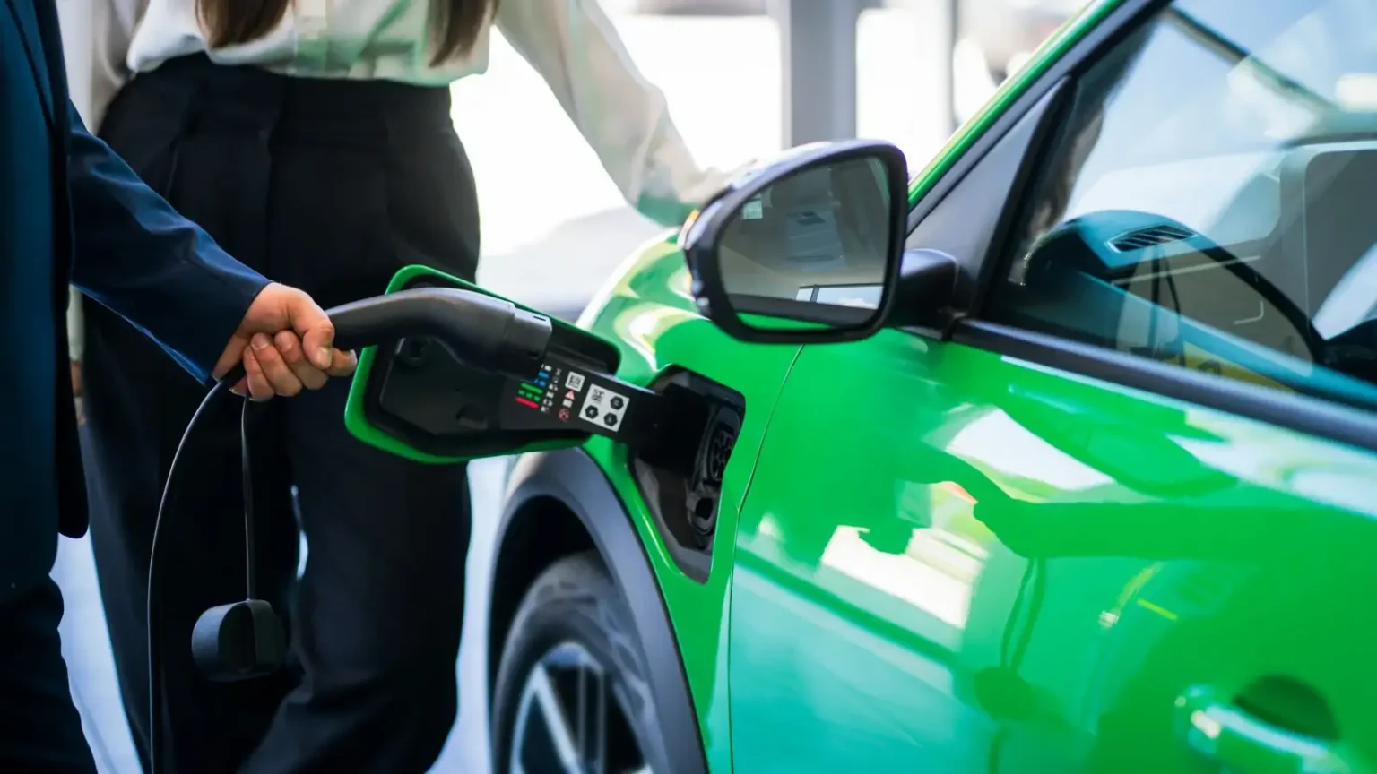 Jusqu’à 8 240 euros d’aide sur une électrique en 2026 : ce que couvre vraiment le Coup de pouce qui a remplacé le bonus Voiture électrique en concession près d'une borne de recharge