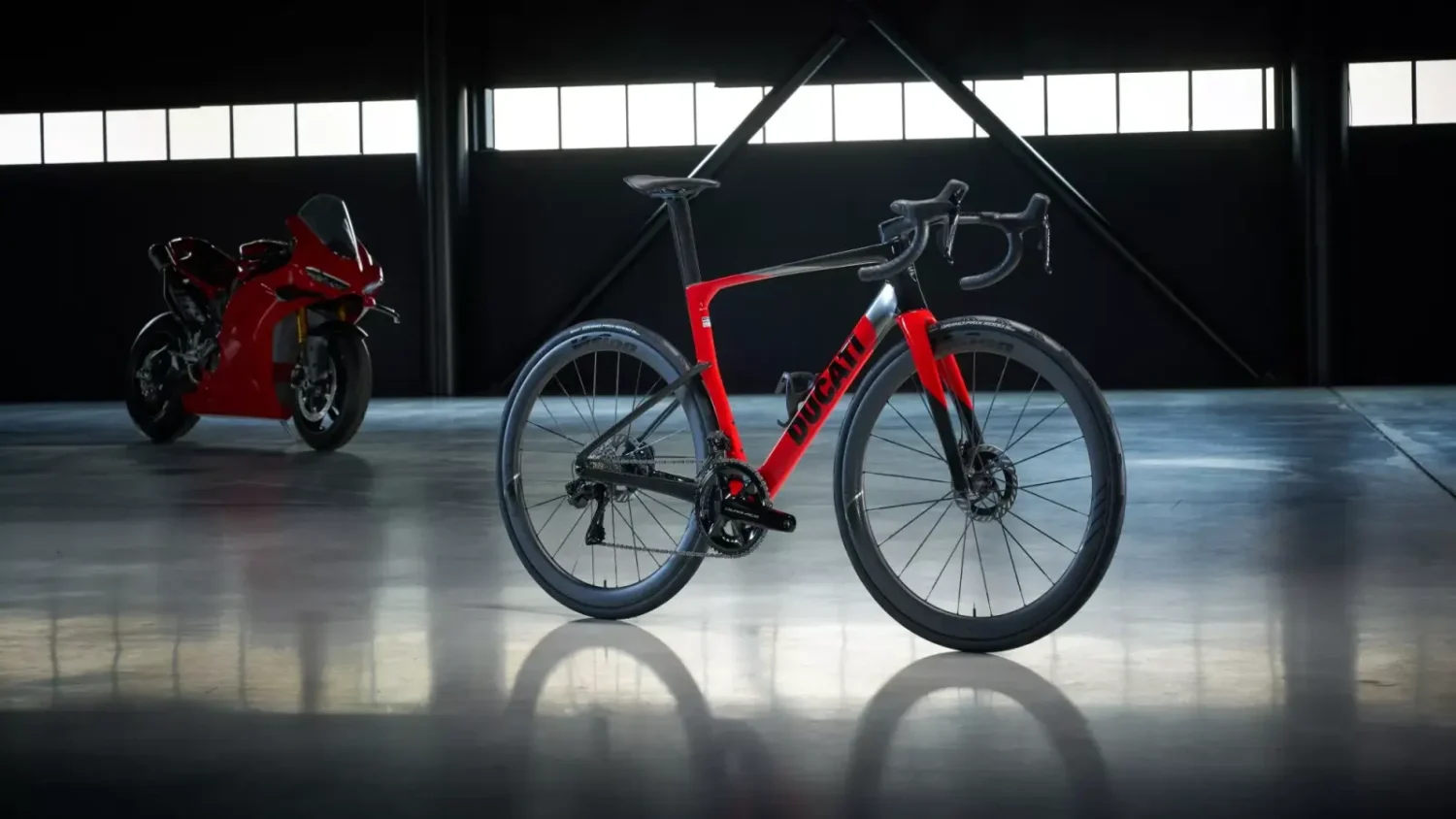 Ducati lance une nouvelle gamme de vélos dont deux VTT électriques à moteur DJI, alors que Volkswagen envisage sa vente Ducati Monoscocca RR vélo de route carbone