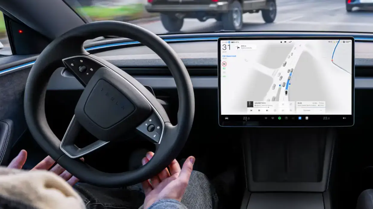 Écran Tesla affichant la visualisation du FSD