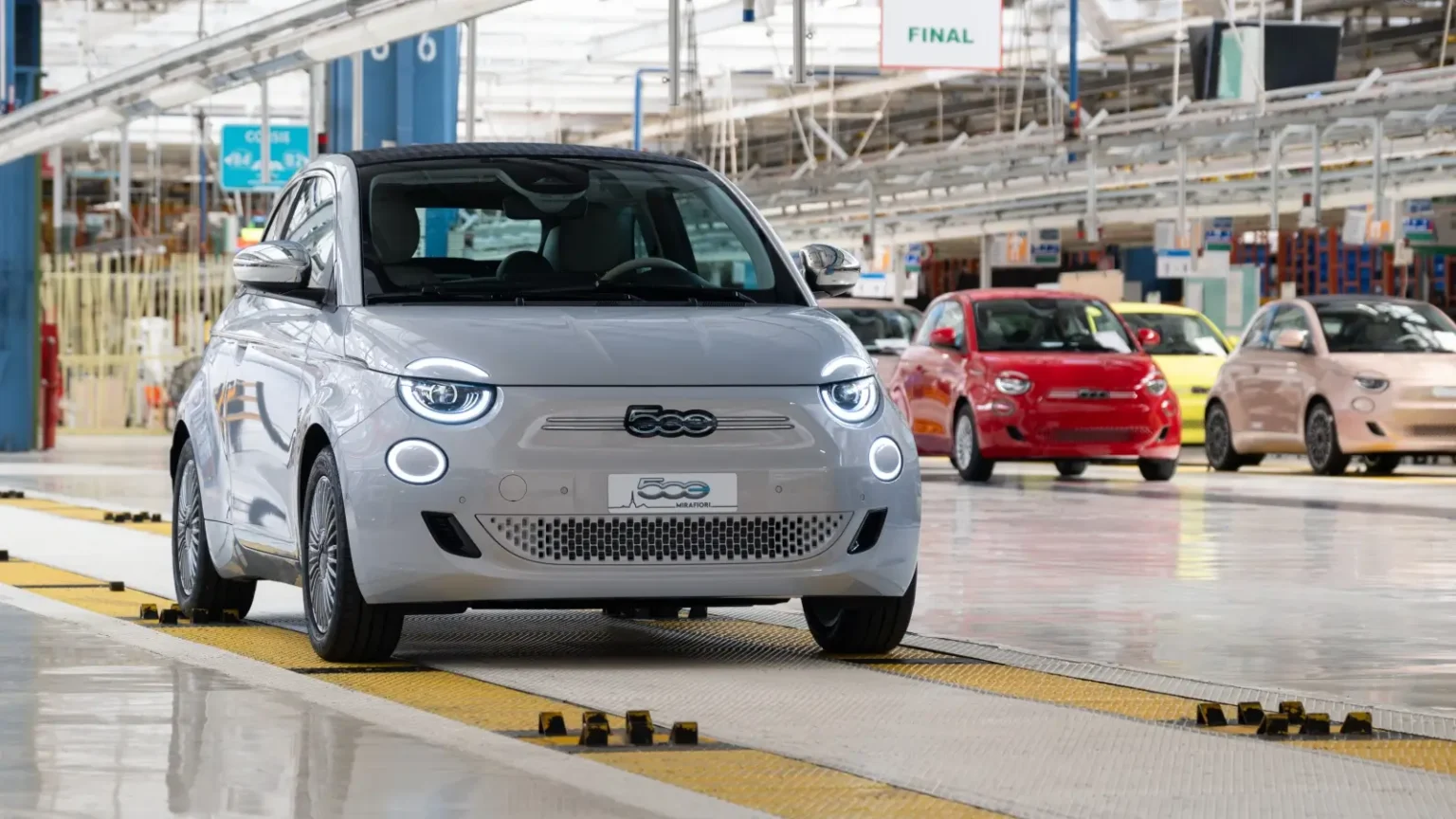 La Fiat 500 ne se vendrait pas assez : le syndicat contredit Stellantis sur l’arrêt de Mirafiori Fiat 500 Hybrid produite à Mirafiori