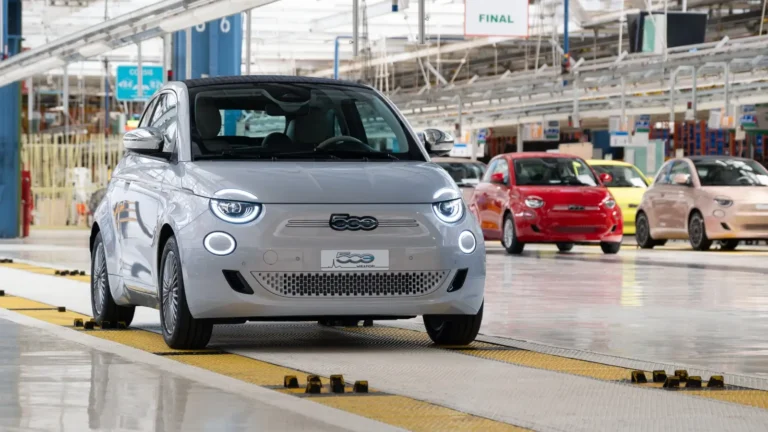 La Fiat 500 ne se vendrait pas assez : le syndicat contredit Stellantis sur l’arrêt de Mirafiori Fiat 500 Hybrid produite à Mirafiori