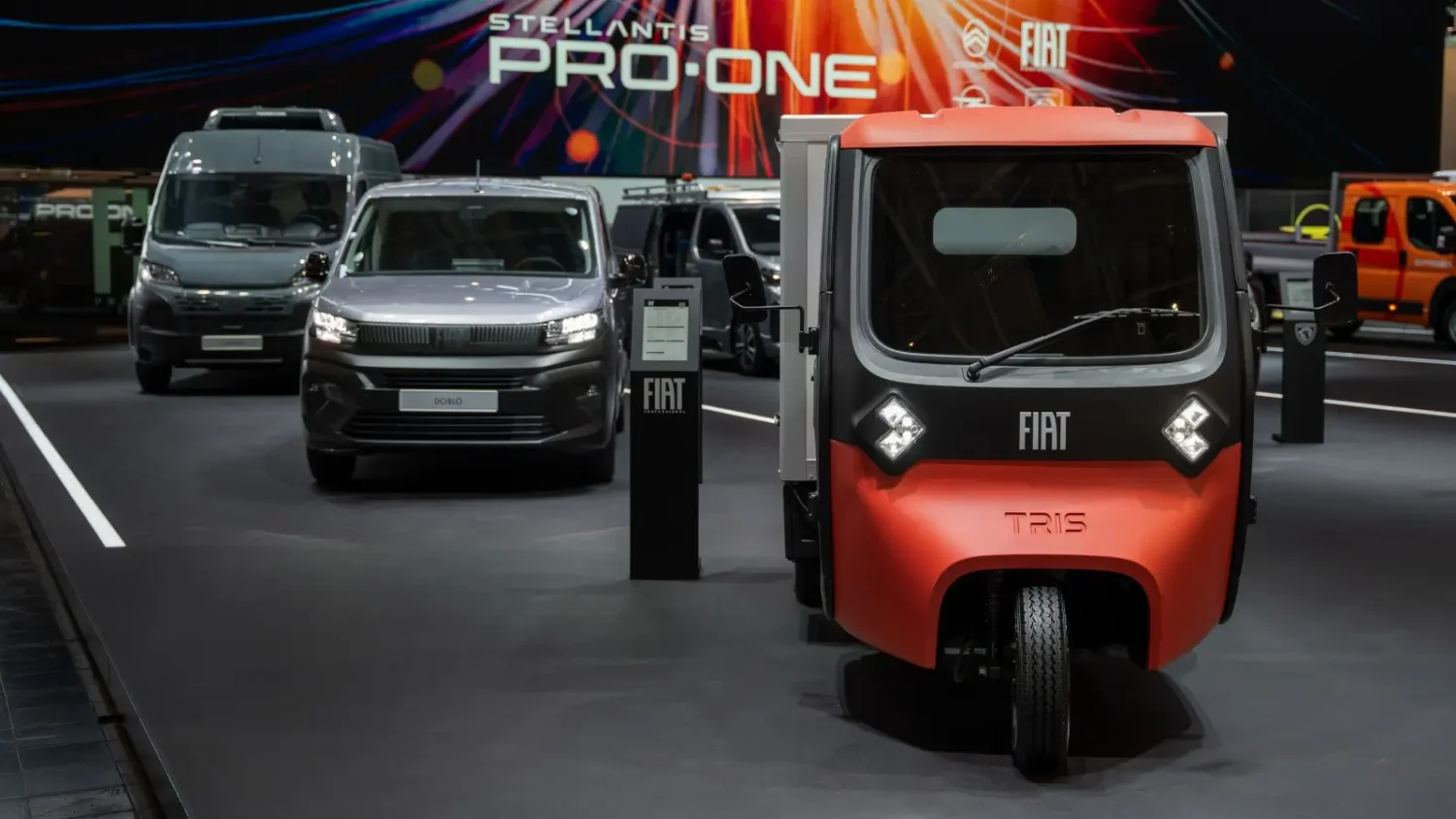 Fiat fait tenir deux euro palettes dans un utilitaire électrique à trois roues de 3,17 mètres Fiat TRIS électrique en version Fourgon avec portes