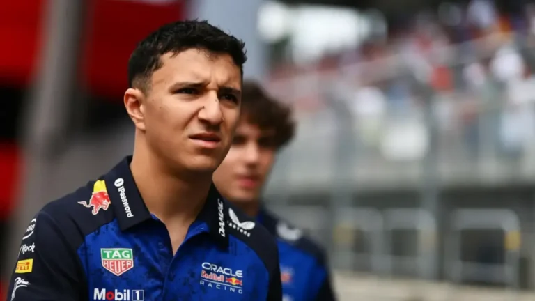Isack Hadjar ne remonte toujours pas dans sa Red Bull, et Liam Lawson commence à s’y installer Isack Hadjar pilote Red Bull en Formule 1 en 2026
