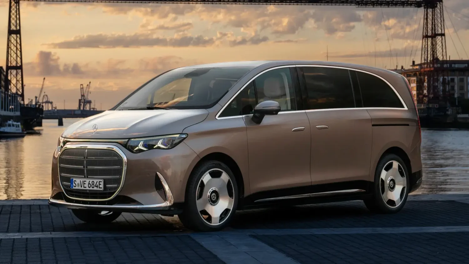 Mercedes VLE électrique de trois-quarts avant