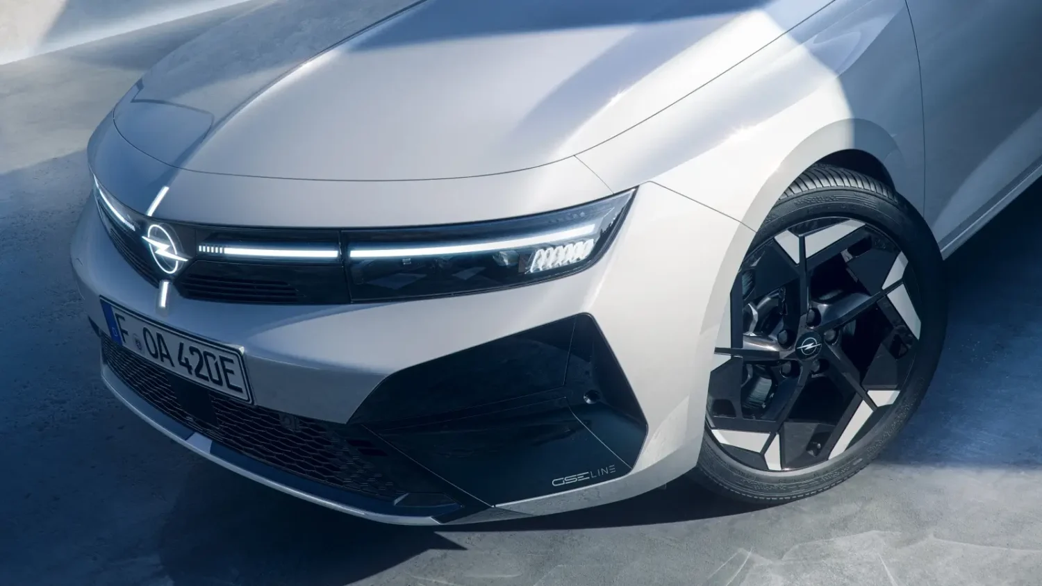 Nouvelle Opel Astra GSE Line - signature lumineuse et jantes