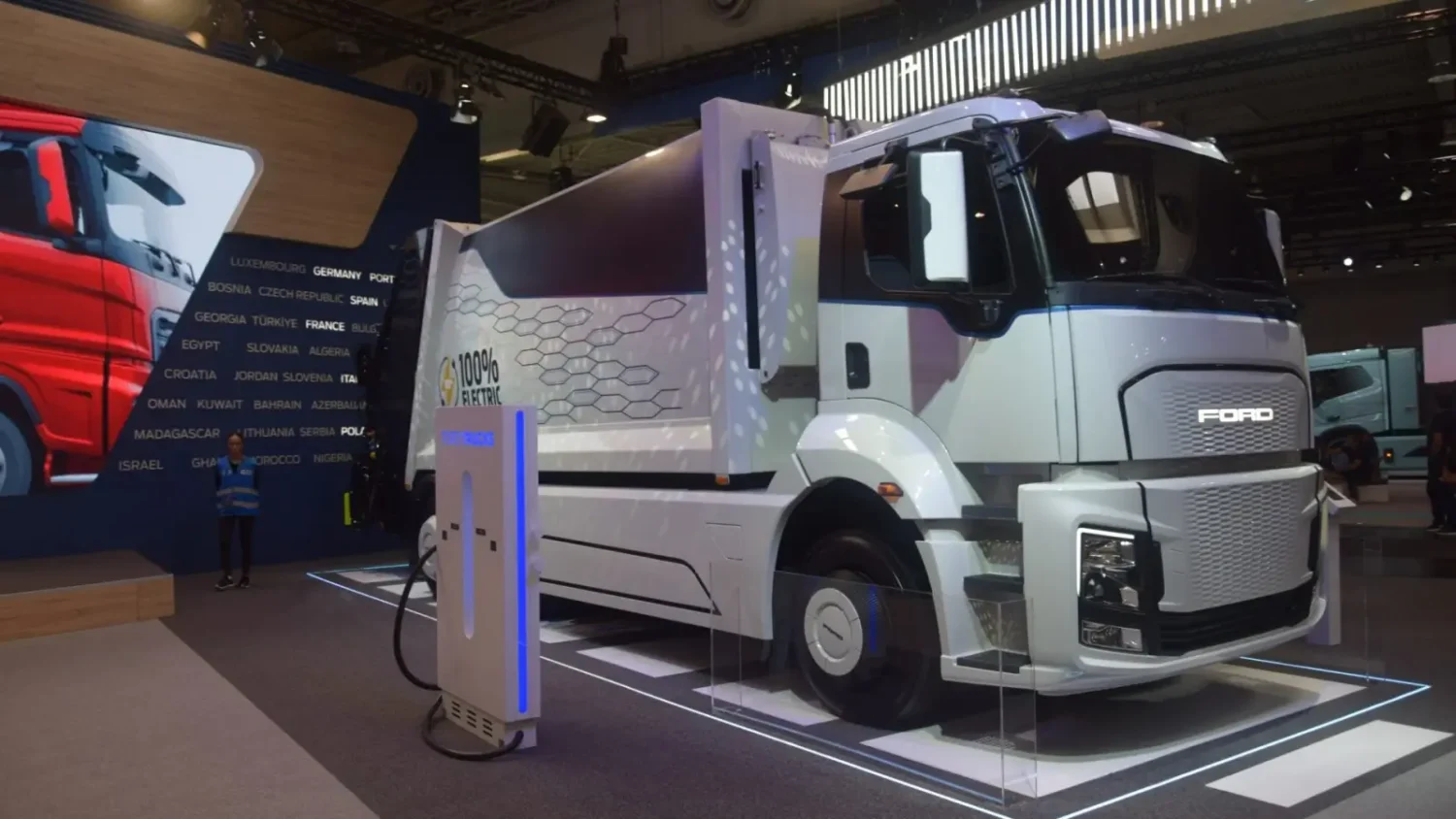 Recharge d’un camion électrique à l’IAA Transportation