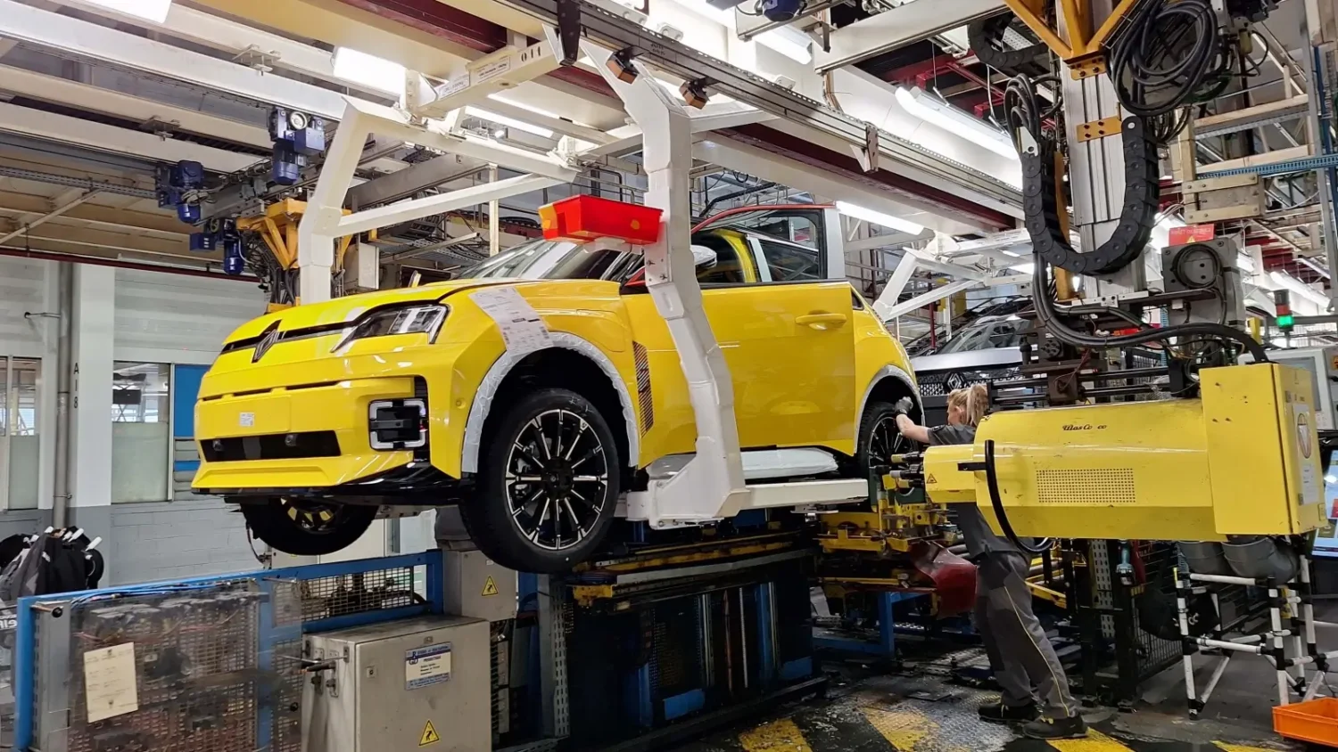 Renault 5 E-Tech sur la ligne de production de Douai