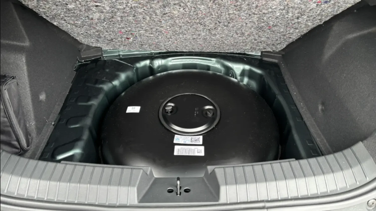 Réservoir GPL du Dacia Tribrid 150 4x4 sous le coffre
