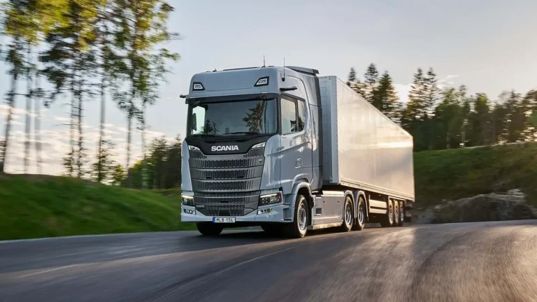 Scania électrique longue distance avec batteries derrière la cabine