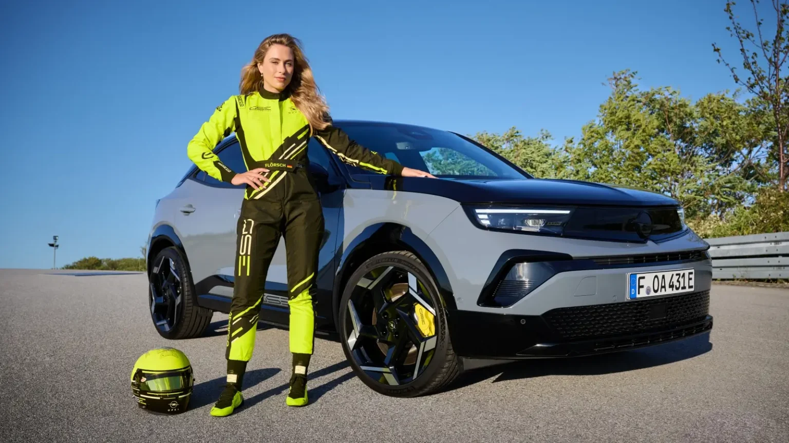 Sophia Flörsch avec l'Opel Mokka GSE
