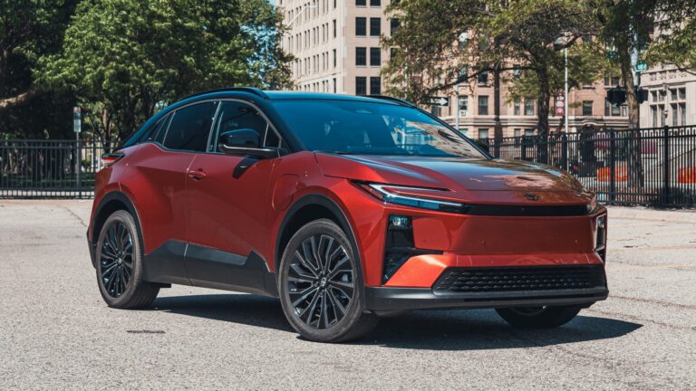 Toyota a découvert le défaut en testant un autre modèle, et rappelle 10 000 C-HR électriques Toyota C-HR électrique 2026 rappelé en Amérique du Nord