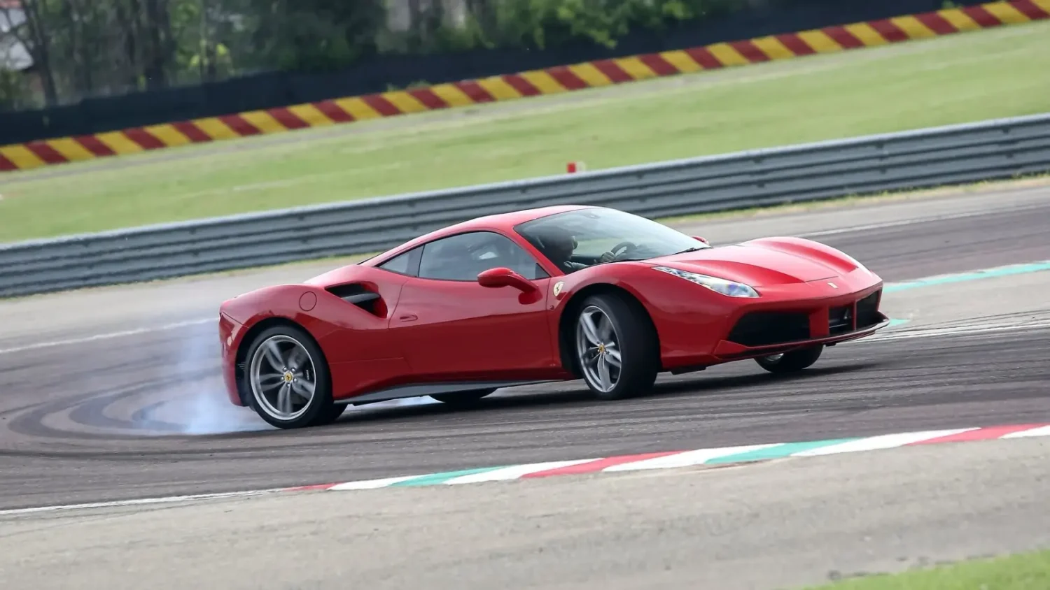 Stage de pilotage Ferrari : ce que le tracé change au volant Ferrari lors d’un stage de pilotage sur circuit en France