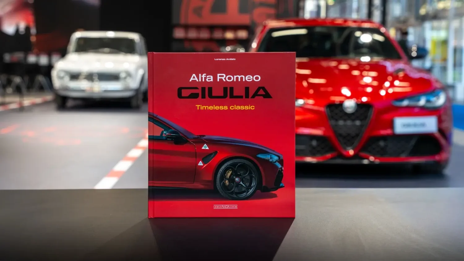 Le conservateur du musée d’Arese signe un livre de 208 pages sur l’Alfa Romeo Giulia Couverture du livre Alfa Romeo Giulia – Timeless Classic