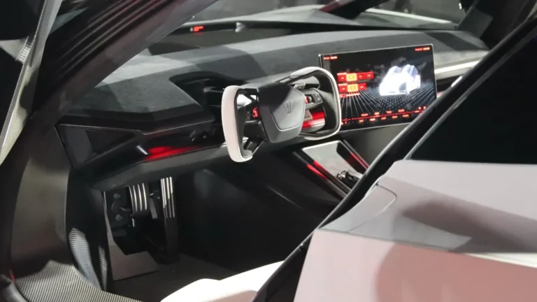 Le Tesla Roadster montre un cockpit inspiré de l’aviation et entre au musée Écran du Tesla Roadster affichant 5 500 PSI et Boost Ready