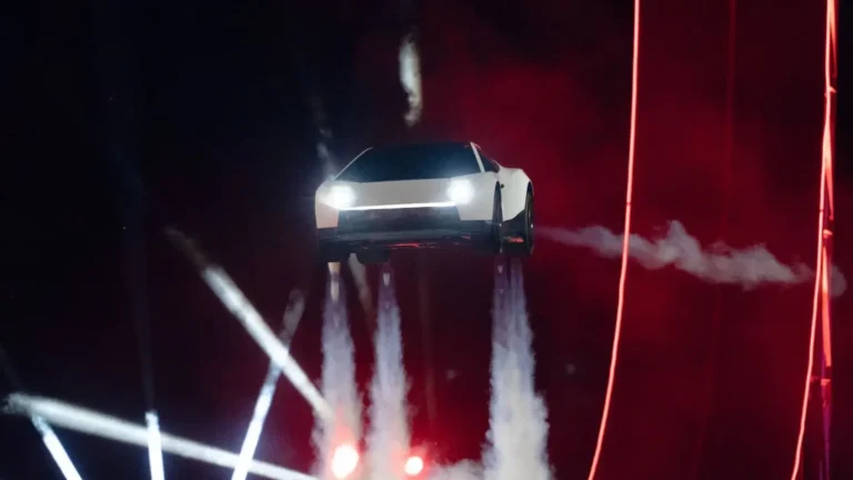 La Tesla Roadster qui vole n’a qu’une place et aucune homologation routière n’est annoncée Tesla Roadster Rocket propulsée dans les airs lors de sa présentation à Waco